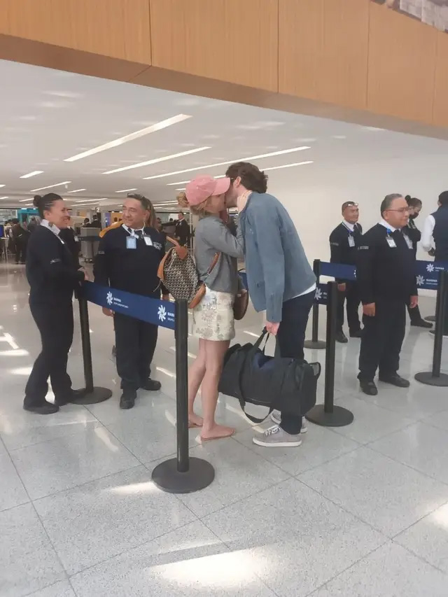 Watson kissing Gonzalo