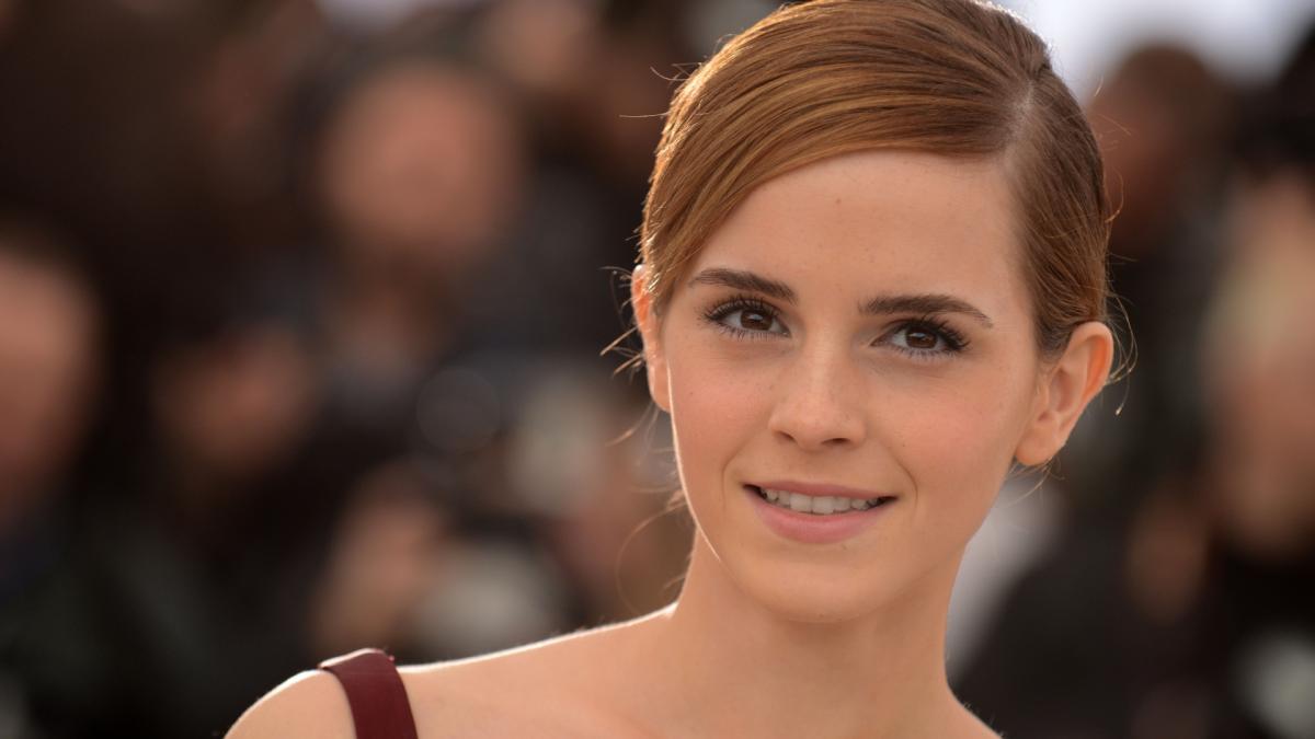  Emma Watson showcasing striking red hair, exuding confidence and charm in a stylish outfit (1920x1080)