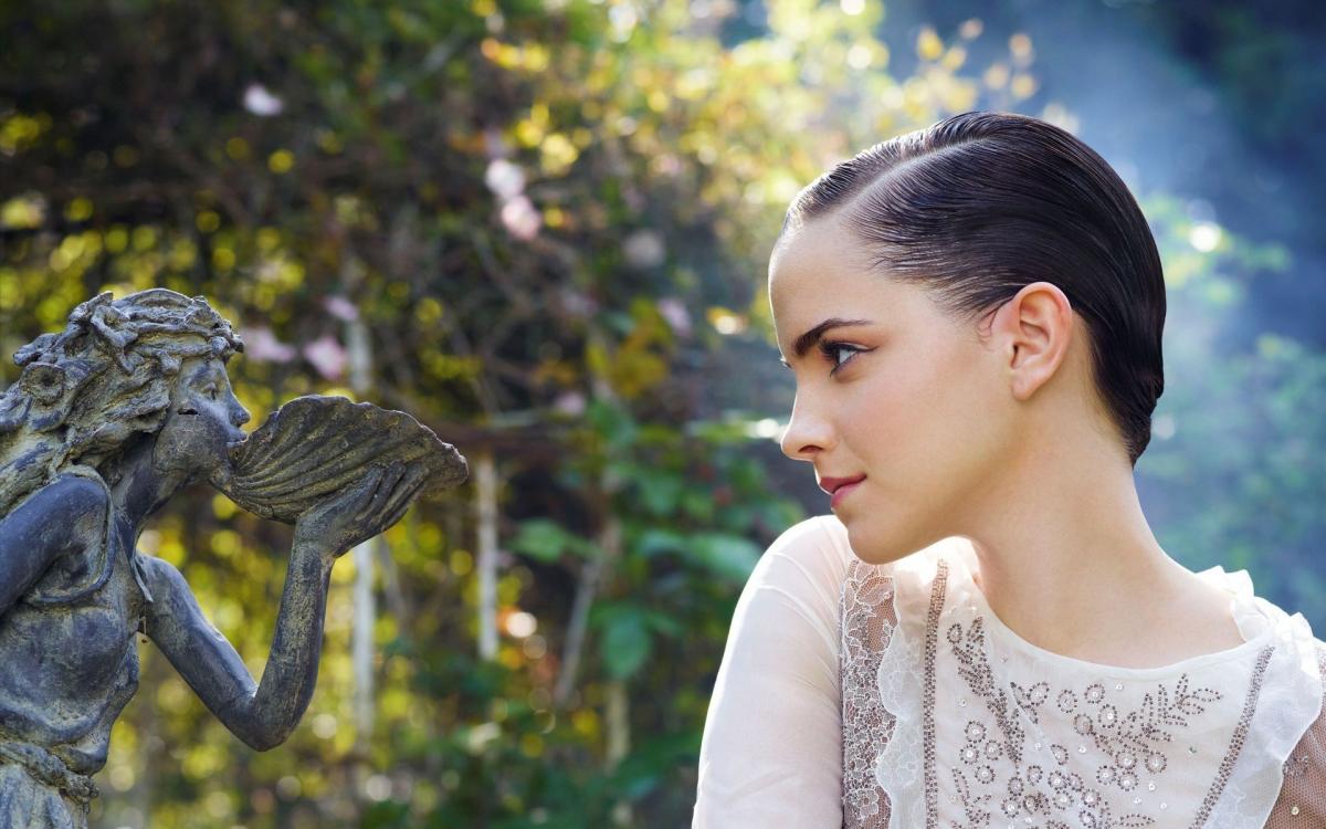 Emma Watson in a Beautiful Garden (1920x1200)